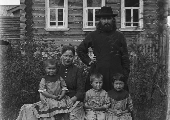 Портрет семьи священника на фоне дома. Муром, Зяблицкий погост, 1900-е гг. Позитив П.И. Целебровского
