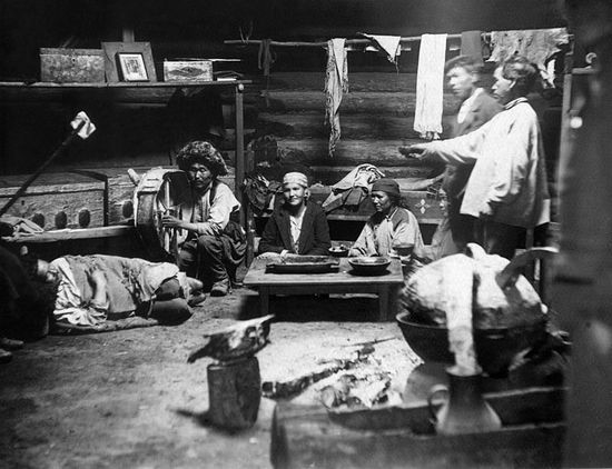 Камлание шамана над больным мужчиной. 1939 г.