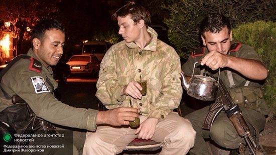 Дмитрий Жаворонков пьёт чай с солдатами сирийской армии