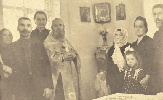 Отец Михаил с домашними и прихожанами у себя в «хатынке»