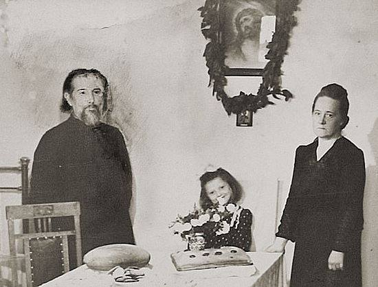 Протоиерей Михаил и матушка Анна Семенюк вместе со своей внучкой Анной