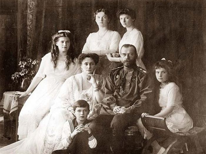 Image result for 1918 - Расстрел семьи последнего императора Николая II. До нашего времени не найдены останки всех членов семьи, что привело к появлению нескольких Анастасий и наследников.