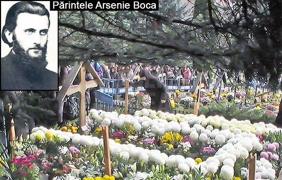 La tombe de Saint Arsenie Boca, entourée de fleurs multicolores et parfumées qui fleurissent toute l'année.