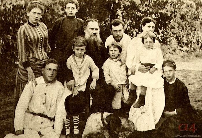 Лев Толстой с женой и детьми