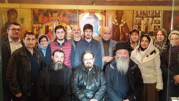 Отец Георгий Максимов с членами армянской православной общины Москвы