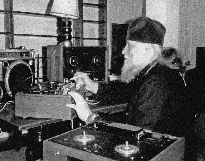 Священник Владимир Родзянко во время работы в радиокомпании BBC