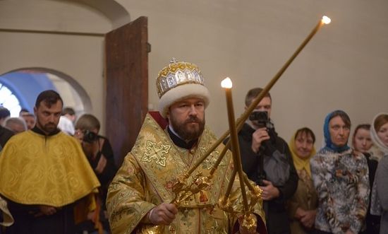 Met. Hilarion serving according to the Old Rite