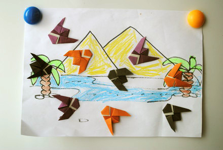 Казни египетские: песьи мухи (Младший ребенок рисует пирамиды, дети постарше делают мух-оригами)
