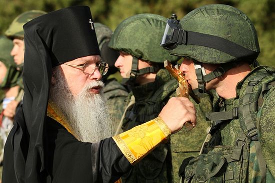 Архиепископ Алексије (Фролов) благосиља војнике. Архива.
