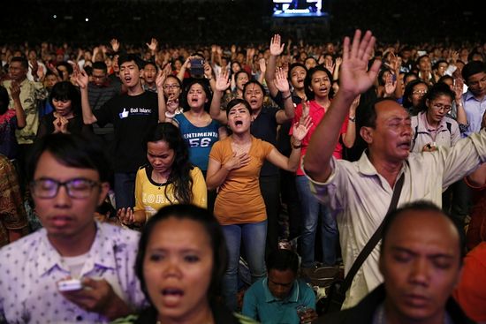 Indonesian Christians sing during a Christmas mass prayer session at Gelora Bung Karno stadium in Jakarta, December 13, 2014. 