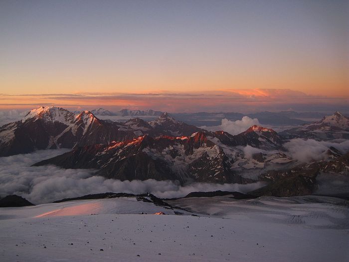 Восход на Эльбрусе. Фото сделано во время восхождения, 2011 год