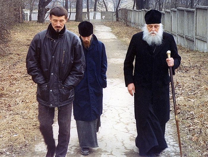 Скульптор Вячеслав Клыков, иеромонах Тихон (Шевкунов) и епископ Василий (Родзянко)