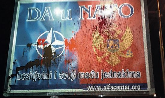 Облитый краской стенд с рекламой НАТО в Подгорице. Надпись на плакате: "Да - в НАТО."