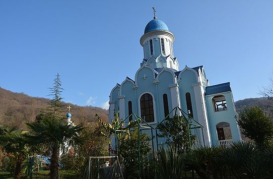 Вокруг храмов в сочинском монастыре цветут пальмы, розы и лимоны. Фото: Андрей Кошик / «Русская планета»