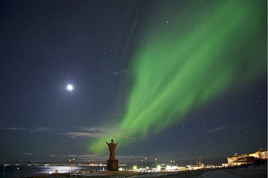 Северное сияние. Памятник Святителю Николаю