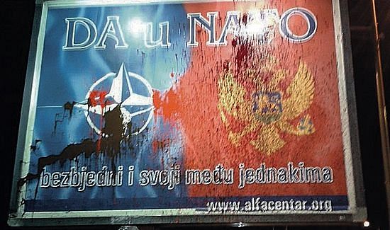 Бојом исполиван штанд са рекламом НАТО-а у Подгорици. Натпис на плакату гласи: „Да – у НАТО.“