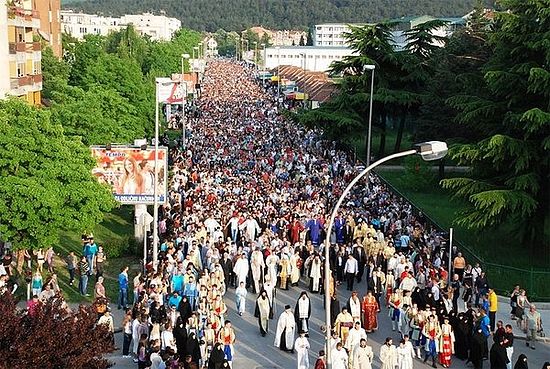 Традиционална литија у Никшићу окупља на десетине хиљада вјерника