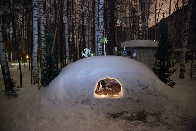 Снежные вертепы-пещеры выглядят очень таинственно. Снежный вертеп в Академгородке, Томск   Фото: pravoslavie.tomsk.ru