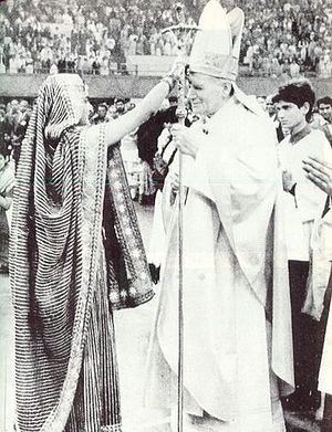 Папа Иоанн-Павел II принимает благословение от языческой жрицы