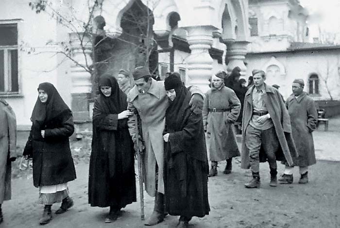 Киев. Прибытие раненых в госпиталь, расположенный в Покровском монастыре. 1943