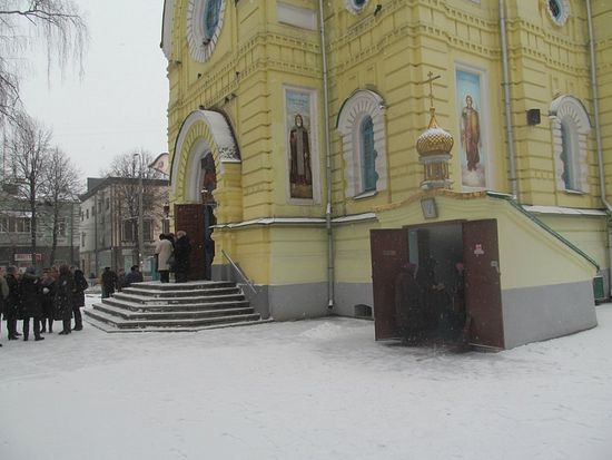 Фото: Захваченный раскольниками в 1992 г. Воскресенский собор УПЦ. Верующие молятся в подвальной части храма с престолом Архистратига Михаила