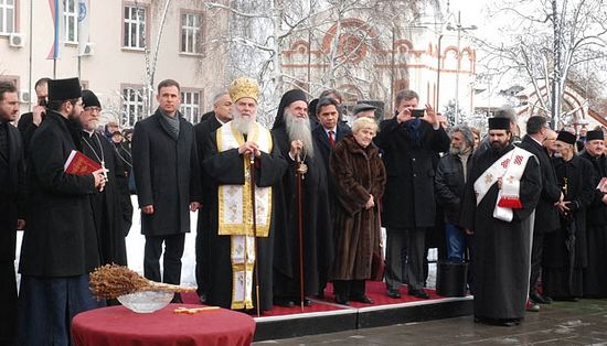 Патријарх Иринеј, представници општине, донаторка и аутор споменика