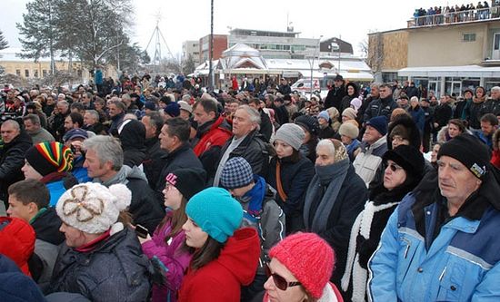 Много Трстеничана присуствовало откривању споменика