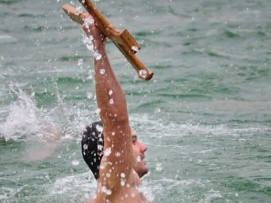 Требиње - пливање за Часни крст (фото: РТРС)