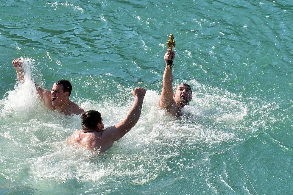 Ivan Kukulicic was first to swim to the cross in the Morac River. 