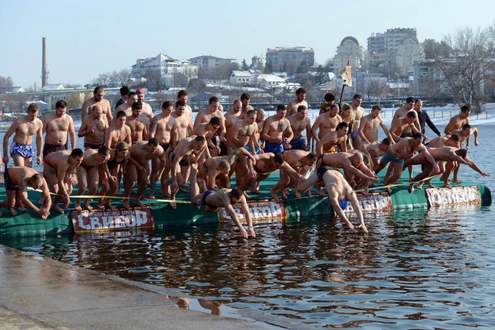 Ada Ciganlija. 52 representatives of the armed forces, gendarmes, and social organizations took part in the swim on Lake Savva. 