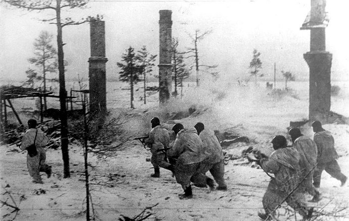 Бойцы Волховского фронта в наступлении во время прорыва блокады Ленинграда