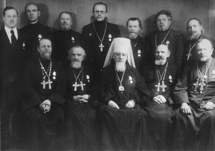 Митрополит Алексий (Симанский) и священнослужители, награжденные медалями «За оборону Ленинграда»