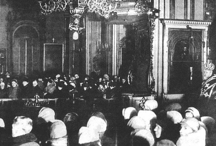 Служба в Никольском соборе блокадного Ленинграда