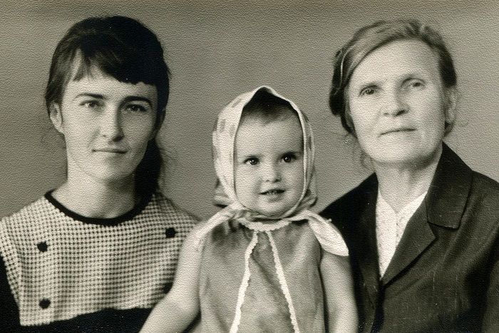Бабушка Маруся с дочерью и внучкой