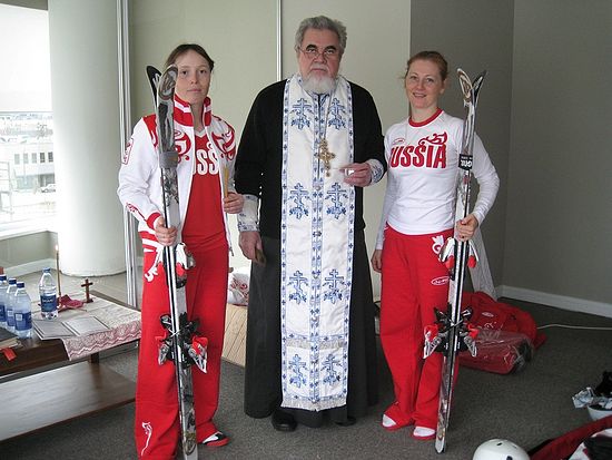 Протојереј Николај Соколов с члановима олимпијске репрезентације. Сочи. 7. фебруар 2014. г.