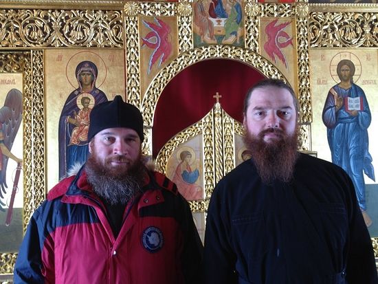 Настоятель храма иеромонах Вениамин Мальцев (справа) и автор статьи диакон Максим Герб