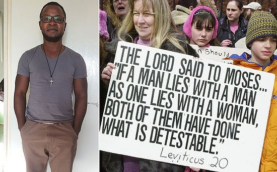 Слева - Феликс. Справа - протестующие против однополых "браков" держат плакат с цитатой из книги Левит