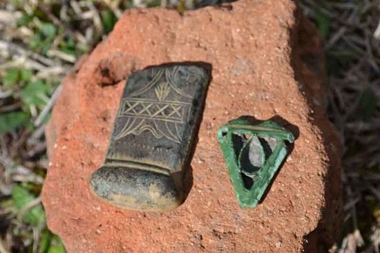 A reliquary (right) and a fragment from a decorated bronze cross from the 11th-12th century AD have been found amid the ruins of a medieval monastery near Dobromirtsi, Kirkovo Municipality, in the Rhodope Mountains in Southern Bulgaria. Photo: 24 Chasa daily