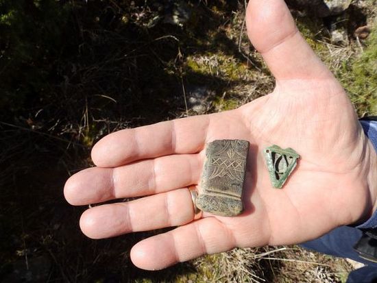 Prof. Nikolay Ovcharov showing the newly found medieval Christian artifacts. Photo: Novinar daily