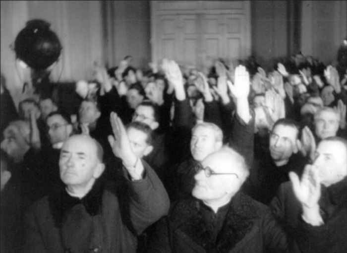 Участники Львовского Собора 1946 г. голосуют за воссоединение западно-украинских униатов с Русской Православной Церковью