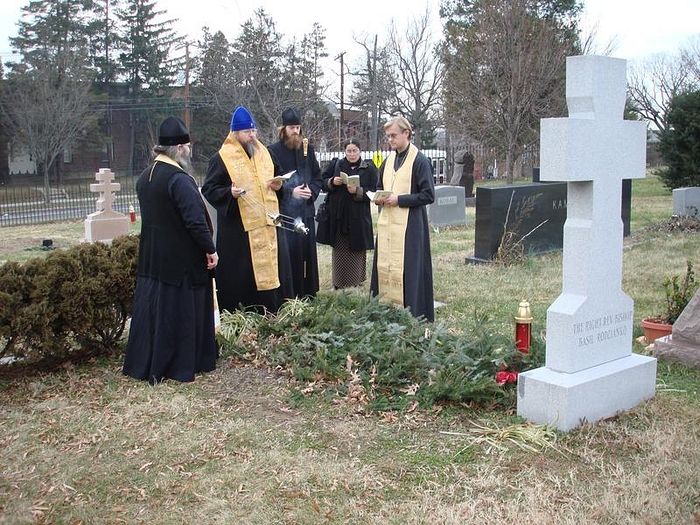 Metropolitan Jonah celebrates a service for repose of Bishop Basil (Rodzianko) at his grave.