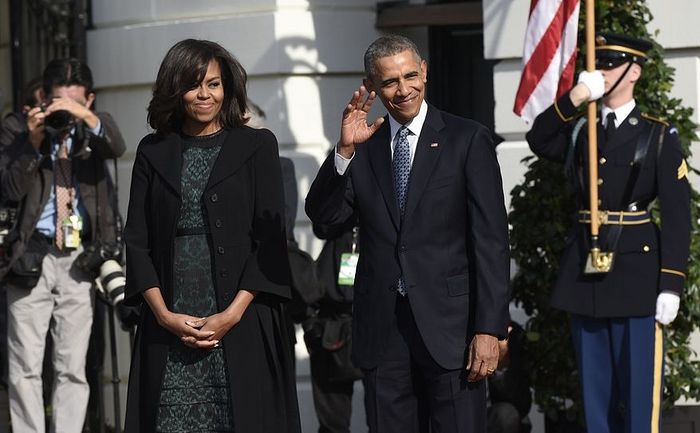 President Barack Obama waves as he waits with first lady Michelle Obama for the arrival of Canadian Prime Minister Justin Trudeau for a state arrival ceremony on the South Lawn of White House in Washington, Thursday, March 10, 2016. 
