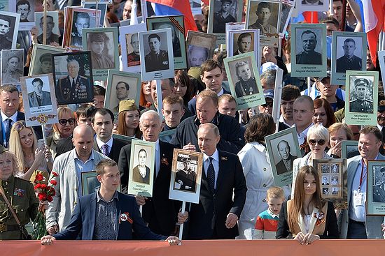 В. Путин на челу «Бесмртног пука», 9. мај 2015. г.