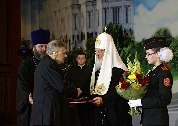 Юрий Васильевич Бондарев получает Патриаршую литературную премию из рук Святейшего Патриарха Кирилла