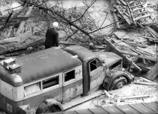 13 марта 1961 г. сточные воды прорвали дамбу в Бабьем Яру. Жертвами стали около двух тысяч человек.