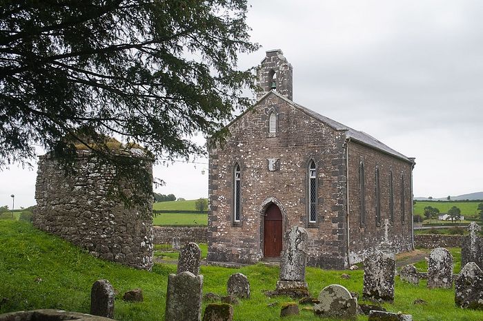 Современная церковь св. Киерана на территории монастыря Сайгир, Оффали, Ирландия