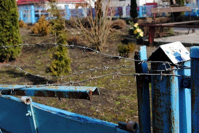 Последствия погрома 21 сентября 2015 г. (забор и проволока)