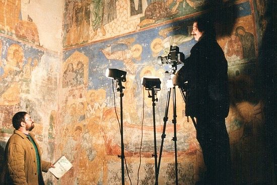 Russia’s chief restorer of ancient religious frescoes Vladimir Sarabyanov at work (on the left). Sarabyanov died in 2015