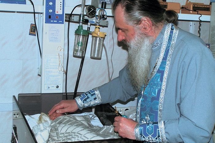 Духовник сестричества протоиерей Сергий Клюйко в детской реанимации перинатального центра