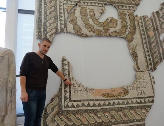 A specialist from the Plovdiv Museum of Archaeology shows the newly restored and newly exhibited floor mosaics from the Antiquity Synagogue of ancient Philipopolis (Trimontium). Photo: 24 Chasa daily